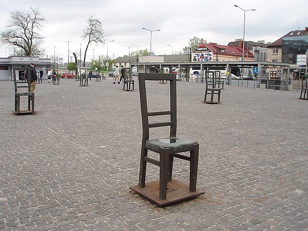Židle symbolizují majetek, který museli Židé zanechat při opuštění svých domovů, a prázdná místa, která po nich zůstala., zdroj: Wikimedia Commons, Mister No, CC BY-SA 4.0