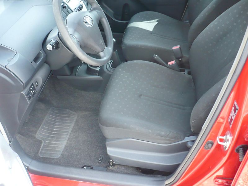 Toyota Yaris 1.0i 51Kw - fotka 12 z 24
