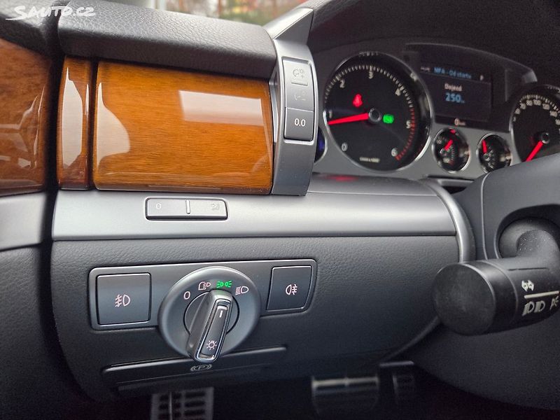 Volkswagen Phaeton (2014) 3.0 TDI 4x4 Automat DPH - fotka 36 z 43