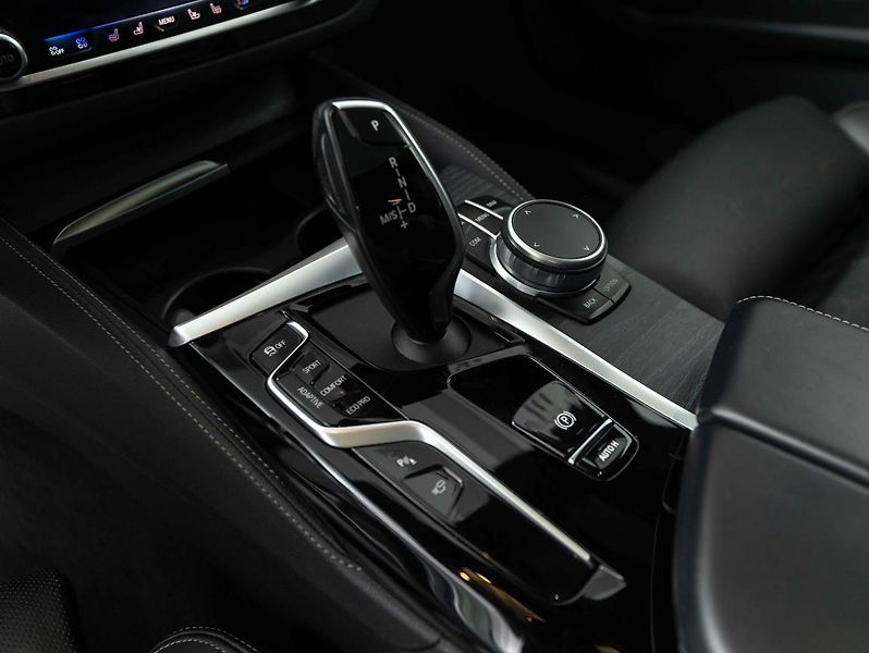BMW Řada 5 M550i xDrive - fotka 17 z 23