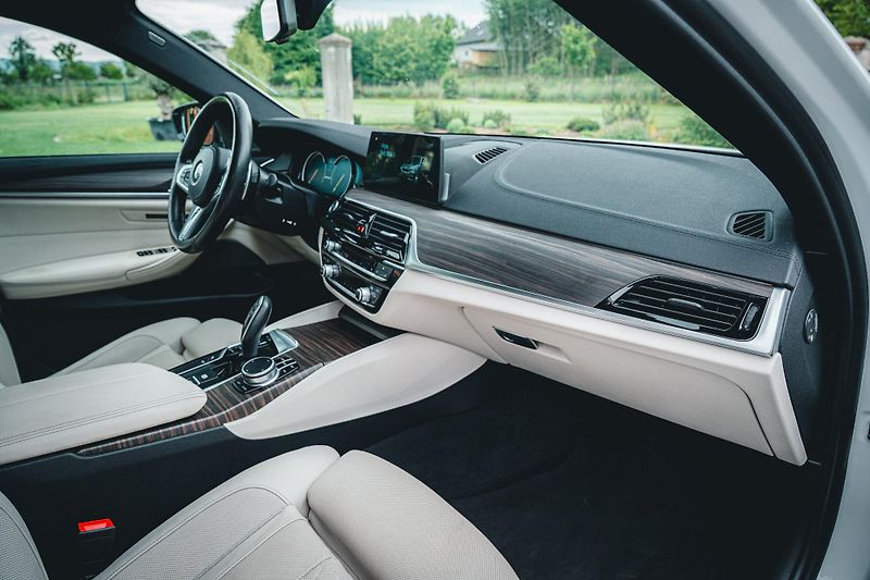 BMW Řada 5 (2017) M550i xDrive ČR  - fotka 27 z 58