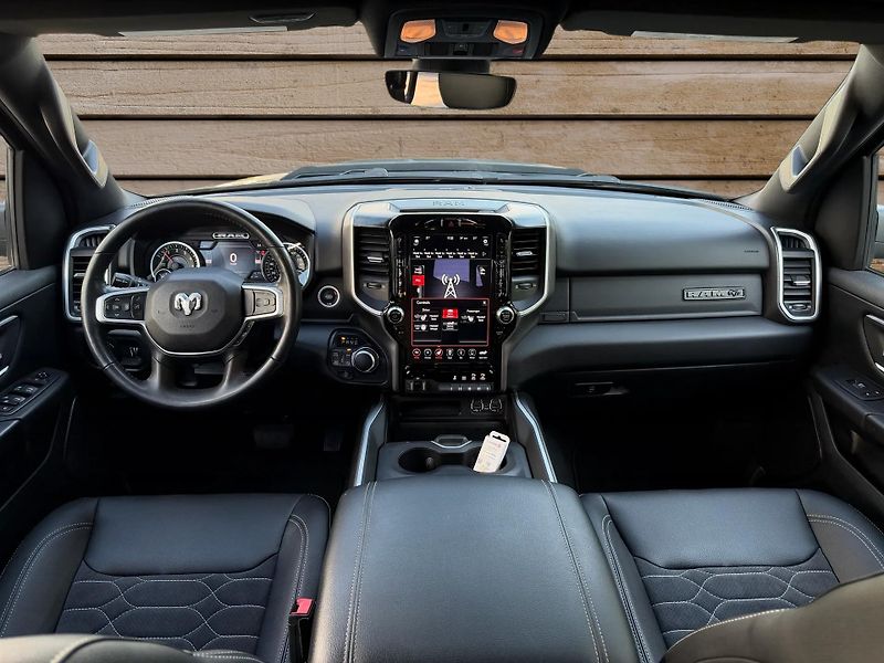 Dodge RAM (2020) +HEMI+OFFROAD PAKET+LOOK26+ - fotka 21 z 23