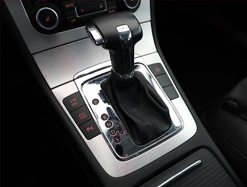 Volkswagen Passat (2010) 2.0 TDI, Automat, po STK - fotka 11 z 17