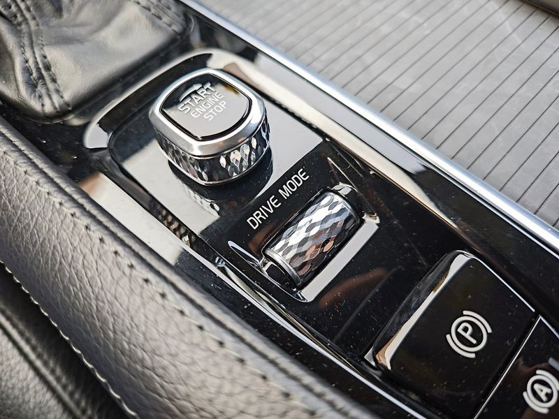 Volvo V90 (2019) 2.0 D4 Momentum 140kW 8AT - fotka 30 z 43