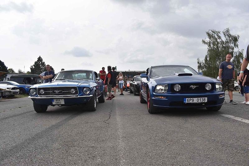 Pět stovek amerických korábů silnic se sjelo na sraz osmiválců Hradecká V8 na hradecké letiště.