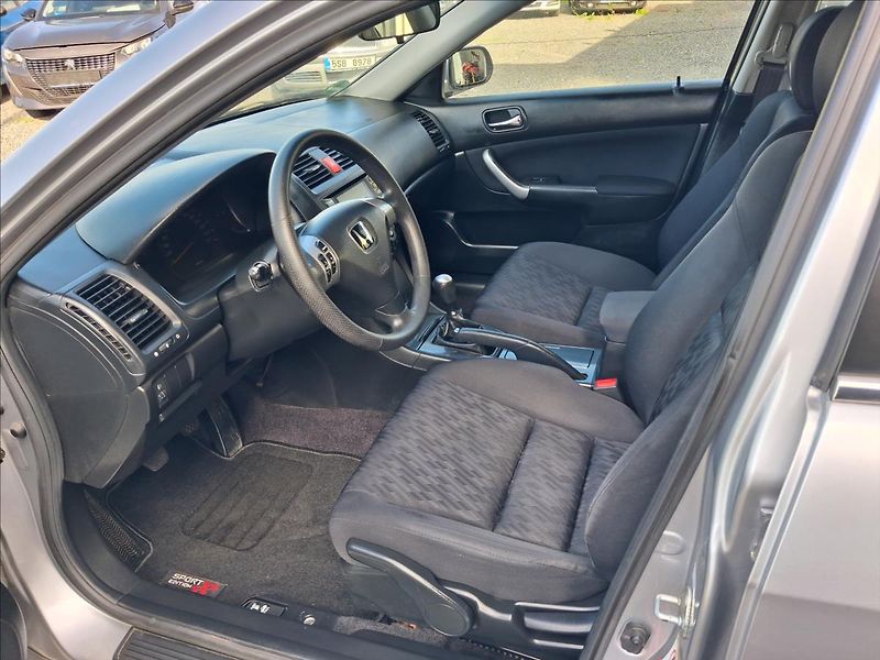 Honda Accord 2,0 114kw - fotka 11 z 14