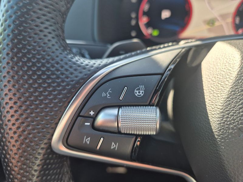 Škoda Karoq SportLine 2,0 TDI DSG 4x4 - fotka 20 z 34