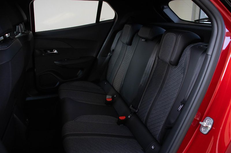 Peugeot 2008 (2026) ALLURE Turbo 100 MAN6 - fotka 8 z 16