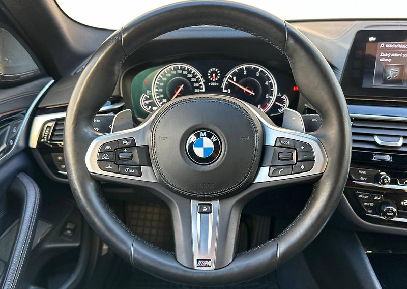 BMW Řada 5 (2016) G30 XDRIVE SPORT-LINE SEDAN CZ - fotka 18 z 41