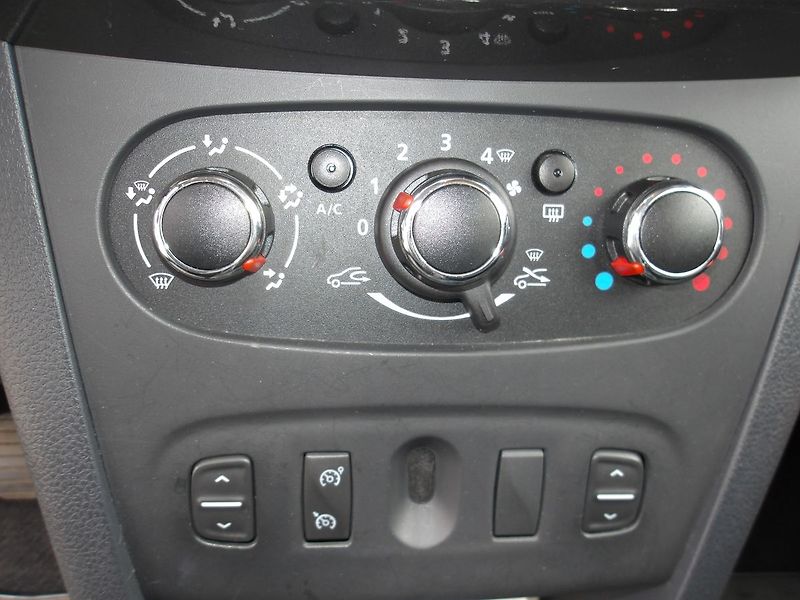 Dacia Sandero 1,0i 66kW STEPWAY  ČR NAJ.4000 - fotka 12 z 24
