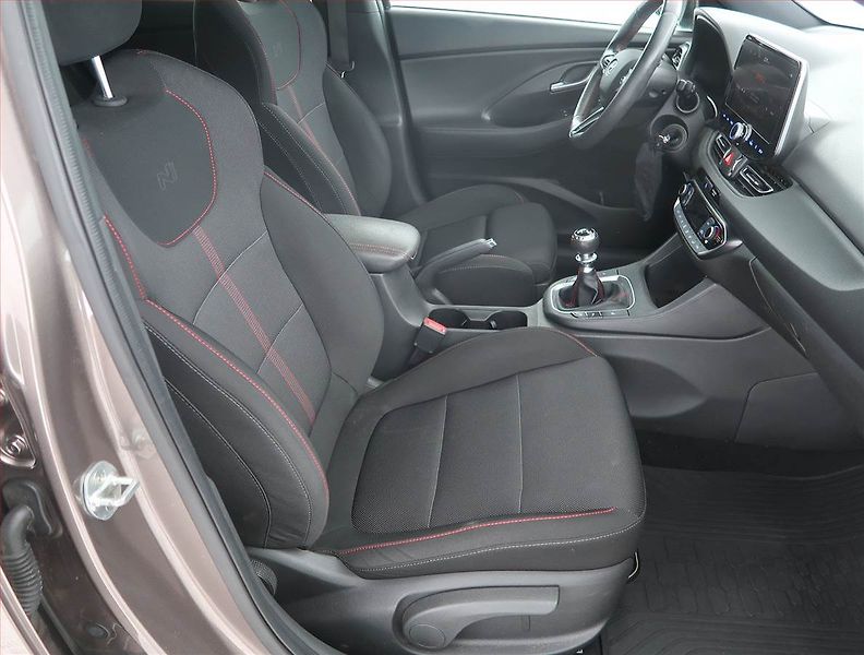 Hyundai i30 (2022) N-Line 1.5 T-GDI MHEV, ČR - fotka 9 z 19