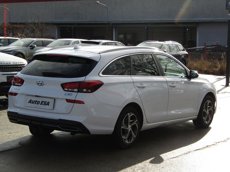Hyundai i30 (2021) 1.6 CRDi, ČR, AT, park.kamera - fotka 4 z 19