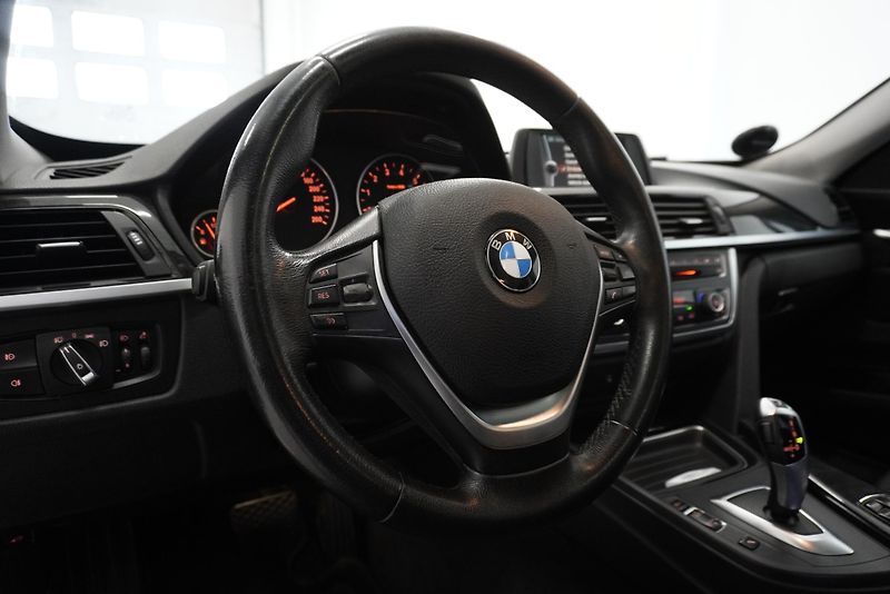 BMW Řada 3 320i LUXURY LINE AUTOMAT - fotka 15 z 35