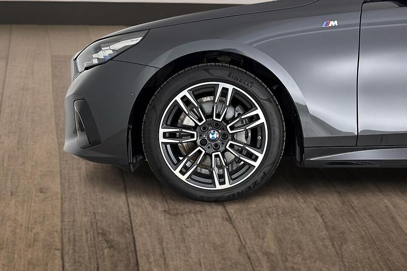 BMW Řada 5 540d xDrive Touring - fotka 24 z 24