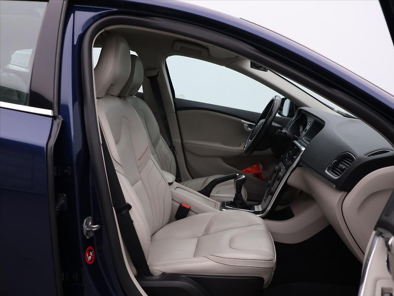 Volvo V40 1,6 D2 115 Summum - fotka 12 z 30