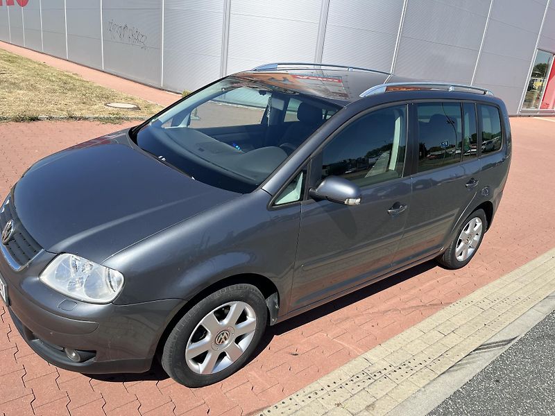 Volkswagen Touran 1.9 TDi DSG Highline - fotka 25 z 27
