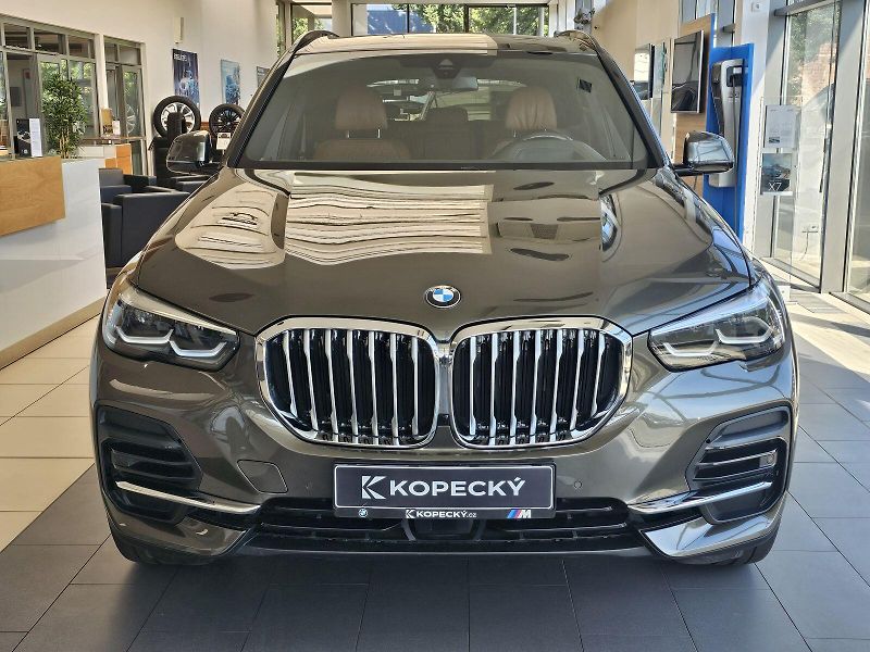 BMW X5 xDrive30d - fotka 2 z 31