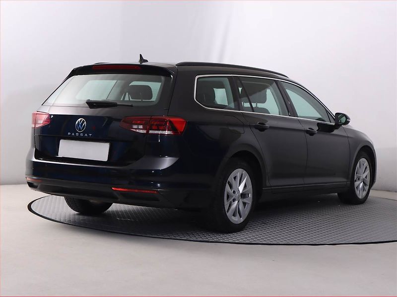 Volkswagen Passat (2021) 2.0 TDI, Automat, Navi - fotka 5 z 21