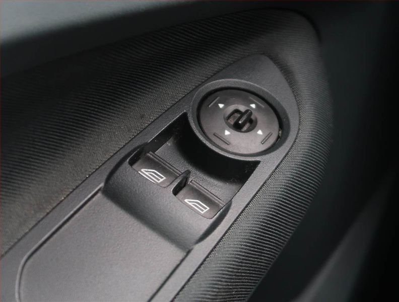 Ford C-MAX (2012) Trend 1.6 16V, Vyhř. sedaček - fotka 15 z 18