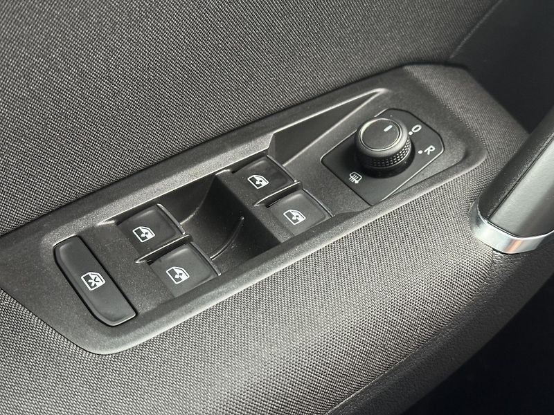 Volkswagen Touran (2017) 1.4TSi 110kW, Highline, 7 míst - fotka 25 z 48