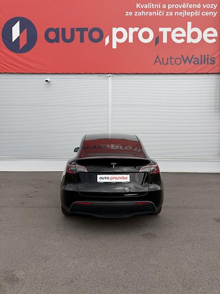 Tesla Model Y SR RWD LFP 220kW 1.Maj DPH - fotka 24 z 26
