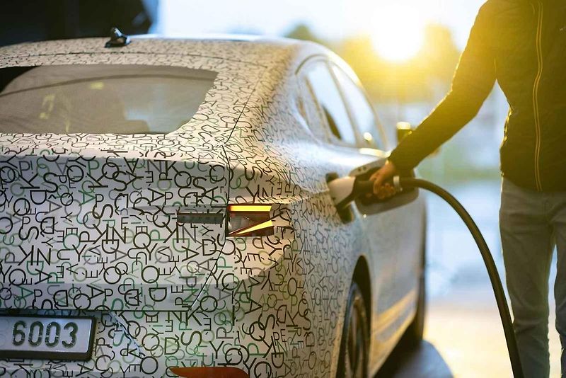 Vybraní motorističtí novináři již za sebou mají první testovací kilometry s Enyaqem iV Coupe