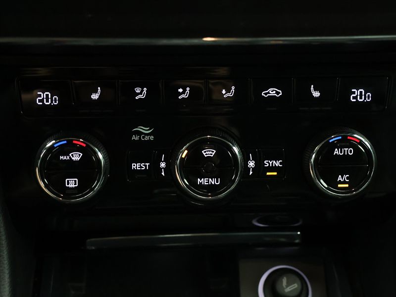 Škoda Superb 1.6 TDI Style+ Navi Tažné - fotka 18 z 28