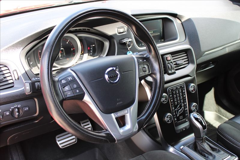 Volvo V40 2,0 D3  R-DESIGN,AUTOMAT - fotka 25 z 36