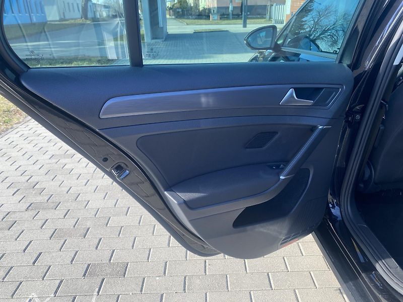 Volkswagen Golf 1.6TDi,PLNÁ VÝB.SUPER STAV!! - fotka 38 z 48