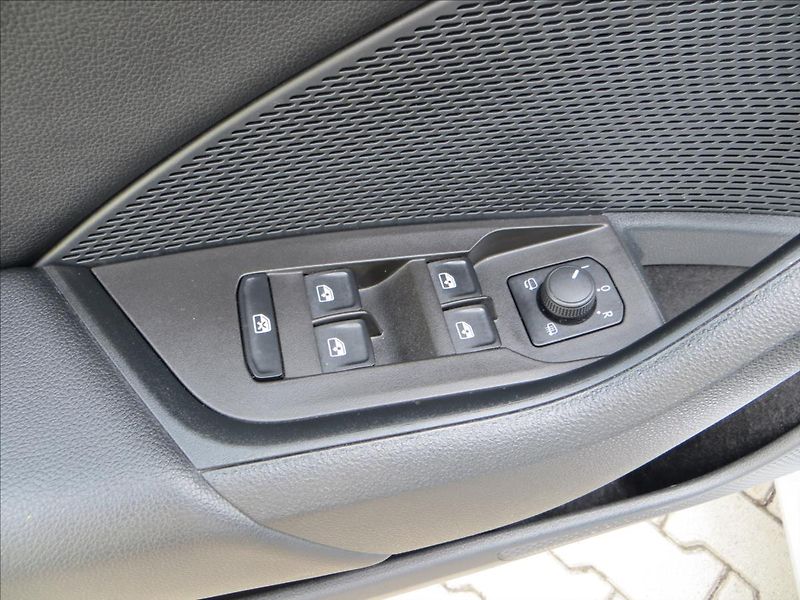 Škoda Octavia 2,0 TDI Ambition DSG LED ČR - fotka 12 z 24