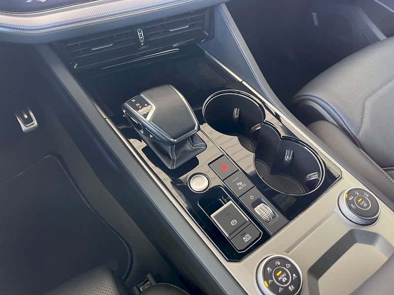 Volkswagen Touareg (2023) R-Line 3.0 TDI 210 kW V6 4Moti - fotka 10 z 35