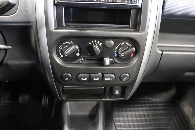 Suzuki Jimny 1,3 i 4x4 tažné, 1.majitel - fotka 20 z 32