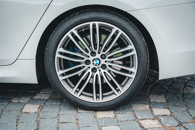BMW Řada 5 (2017) M550i xDrive ČR  - fotka 10 z 58