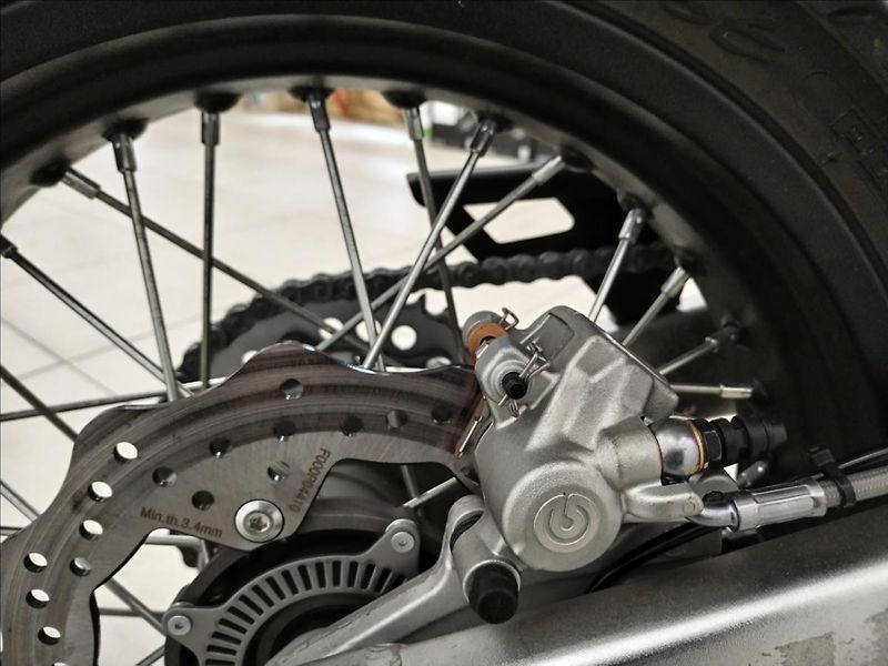 SWM SM 500 R Euro 5 White/Red   0, - fotka 13 z 15