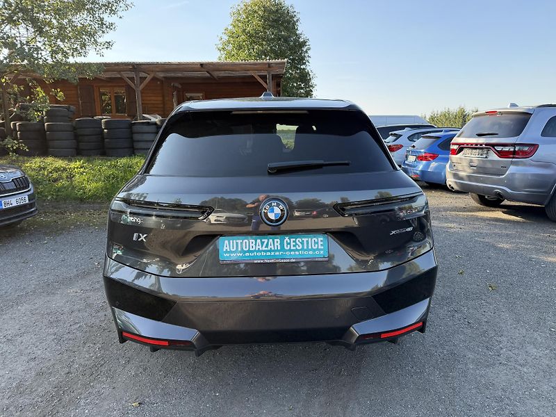 BMW iX xDrive40 SPORT H&K SkyLounge - fotka 5 z 33