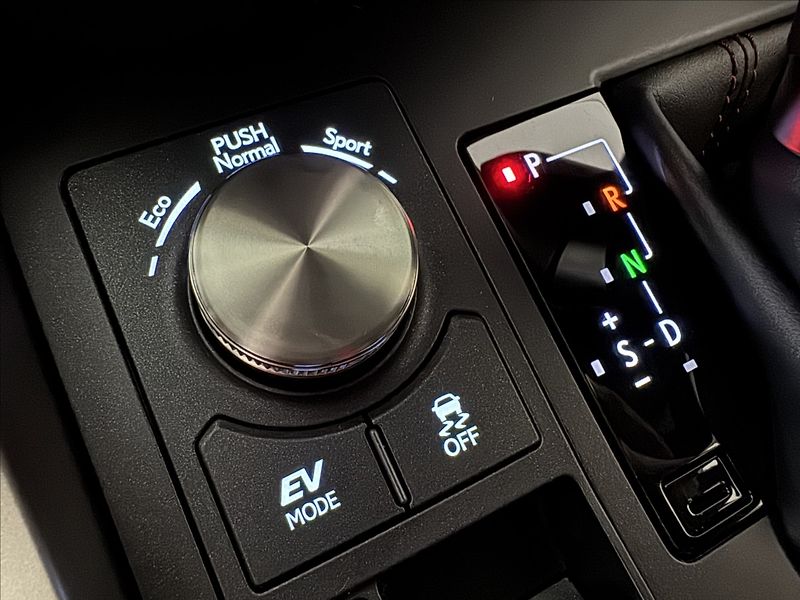 Lexus NX 300h 2,5   Hybrid Luxury LED Assist - fotka 35 z 47
