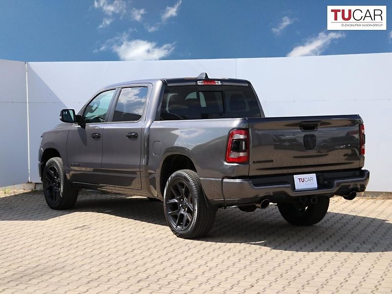 Dodge RAM (2024) 1500 Laramie Night Edition V8 - fotka 5 z 44