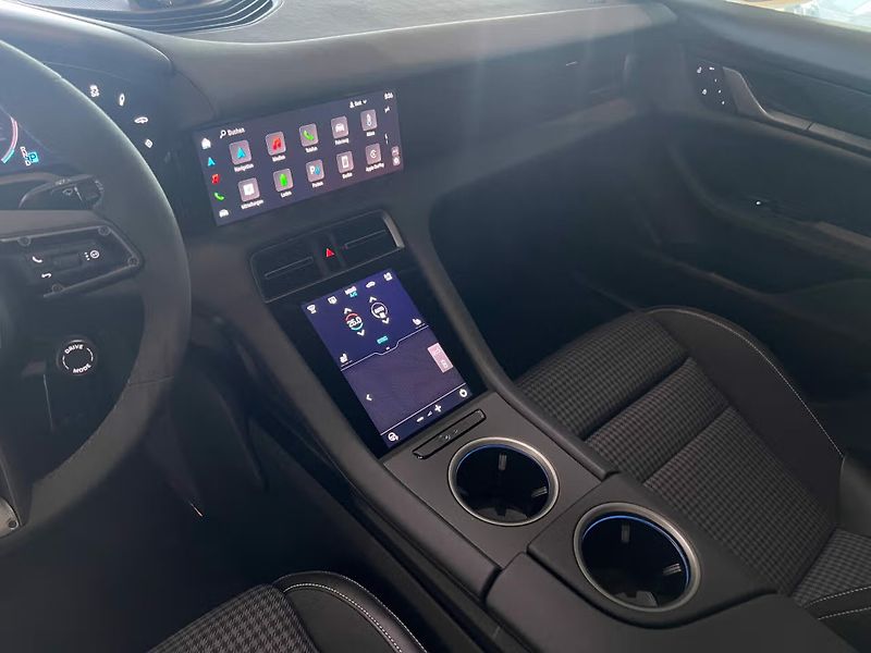 Porsche Taycan Sport Turismo HuD Pano Soft - fotka 20 z 25