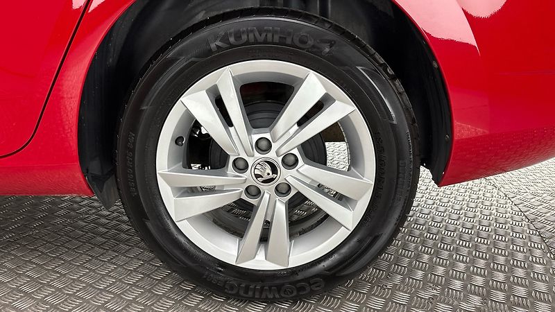 Škoda Fabia 1.0 TSI Ambition Combi - fotka 19 z 24