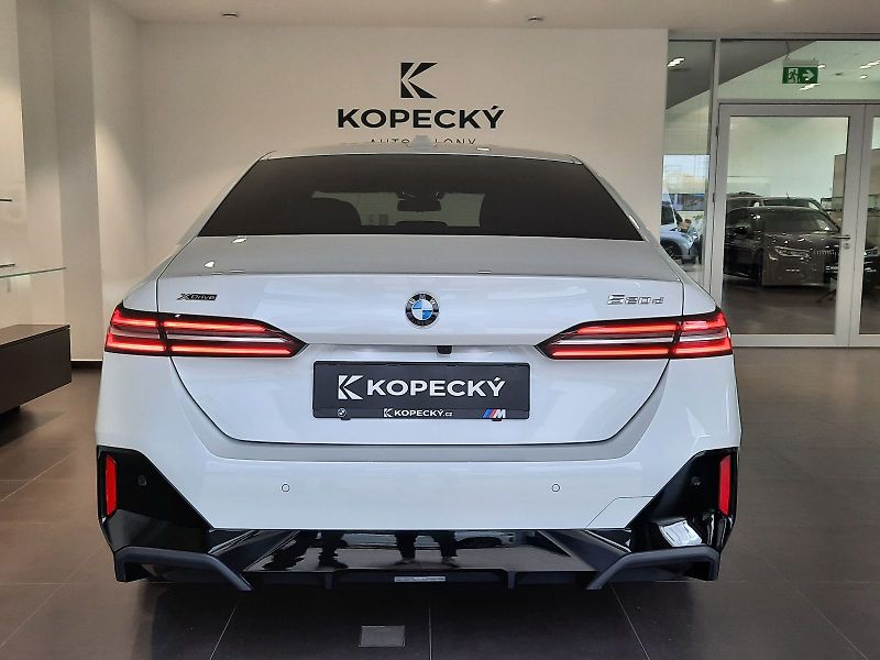 BMW Řada 5 (2026) 520d xDrive Sedan M Sport - fotka 7 z 15