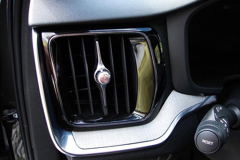 Volvo V60 CC 2.0B4 AWD MildHybrid ZADÁN! - fotka 18 z 46
