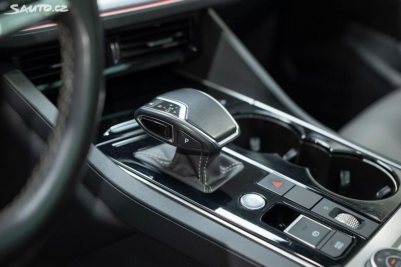 Volkswagen Touareg R-Line 3.0 TDI 210 kW - fotka 17 z 50