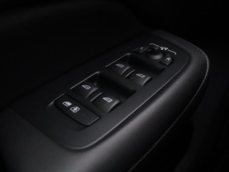 Volvo S60 2,0 B5 184kW AWD Ultimate Dark - fotka 16 z 29