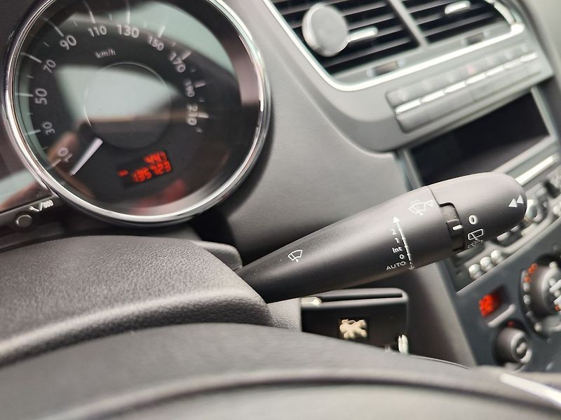 Peugeot 5008 2.0 HDI/110kW Allure - fotka 27 z 35