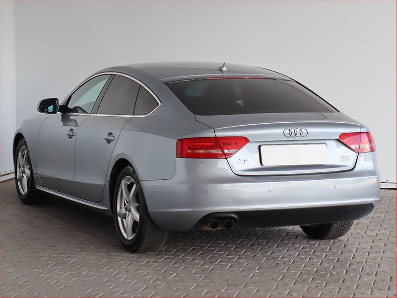 Audi A5 (2011) S-Line 2.0 TDI, 4X4 - fotka 4 z 19