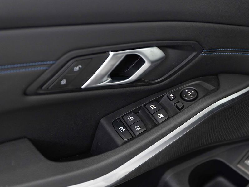 BMW Řada 3 330i xDrive Touring - fotka 17 z 21