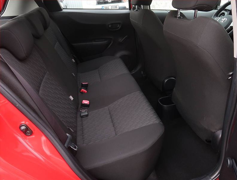 Toyota Yaris (2013) 1.0 VVT-i, Park. senzory - fotka 9 z 17