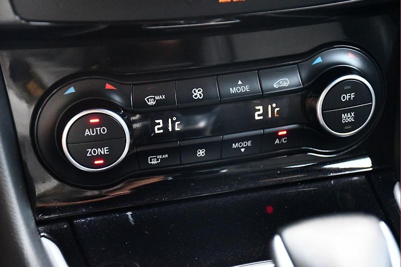 Infiniti QX30 220 CDI 4MATIC PANO ACC - fotka 33 z 52