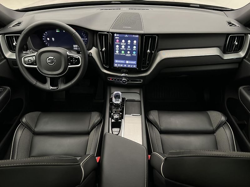 Volvo XC60 T6 AWD DARK PLUS RECHARGE AUT - fotka 2 z 49