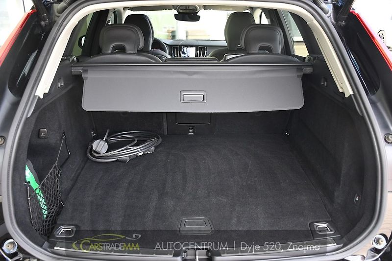 Volvo XC60 2.0T8 R-Desing RECHARGE - fotka 45 z 54